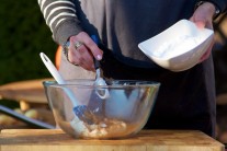 V mise zmie&scaron;ame rum, cukor, mascarpone a &scaron;koricu.