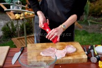 Pekn&eacute; pl&aacute;tky m&auml;sa zo str&aacute;n narežeme troma kr&aacute;tkymi rezmi, aby sa n&aacute;m m&auml;so na grile neskr&uacute;tilo, ale zostalo pekne rovn&eacute;. V tejto chv&iacute;li m&auml;so len osol&iacute;me a okoren&iacute;me.