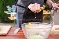 Do marin&aacute;dy m&ocirc;žeme prikvapn&uacute;ť aj p&aacute;r kvapiek citr&oacute;novej &scaron;ťavy. M&auml;so marinujeme po dobu 2 hod&iacute;n. M&auml;so v marin&aacute;de približne dvakr&aacute;t otoč&iacute;me, aby boli pl&aacute;tky cel&eacute; pokryt&eacute; marin&aacute;dou.