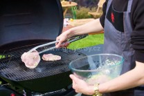 Počas doby marinovania m&aacute;me dostatok času na pr&iacute;pravu grilu. My sme použili plynov&yacute; gril Weber Q320 a grilovac&iacute; ro&scaron;t bol o&scaron;etren&yacute; BBQ olejom. M&auml;so pred vložen&iacute;m na grilovac&iacute; ro&scaron;t nech&aacute;me odkvapkať, aby n&aacute;m olej nekvapkal na oheň a nevzplanul.