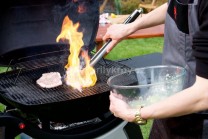 N&aacute;zorn&aacute; uk&aacute;žka vkladania neodkvapkan&eacute;ho m&auml;sa na gril a n&aacute;sledn&eacute; vzplanutie.