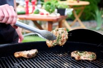 Počas grilovania m&auml;so priebežne ot&aacute;čame klie&scaron;ťami. N&aacute;m sa veľmi osvedčilo grilovacie n&aacute;radie Weber s dostatočnou dĺžkou na ochranu griluj&uacute;ceho. Grilujeme po dobu 7 - 10 min&uacute;t z každej strany, k&yacute;m sa n&aacute;m na m&auml;se nevytvor&iacute; typick&aacute; mriežka.