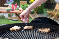 Na hotov&eacute; steaky navŕ&scaron;ime str&uacute;han&yacute; syr s modrou plesňou a nech&aacute;me roztaviť. Steaky d&aacute;me na tepl&eacute; miesto na 10 min&uacute;t odpočin&uacute;ť.