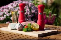 K pr&iacute;prave bravčov&yacute;ch steakov si priprav&iacute;me pl&aacute;tky z krkovičky či kotlety. Pri v&yacute;bere m&auml;sa d&aacute;vame pozor, aby bolo z mlad&eacute;ho kusa. Nakupujeme najlep&scaron;ie priamo od chovateľa. Ďalej potrebujeme syr s modrou plesňou, citr&oacute;nov&uacute; k&ocirc;ru, cesnak, olivov&yacute; olej, petržlenov&uacute; vňať