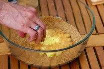 V miske zmiešame cukor so škoricou a plátky ananásu v ňom obalíme.