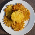 Plátky grilovaného ananásu môžeme dozdobiť čerstvou mätou, smotanou alebo zmrzlinou.