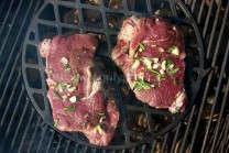 Na fotografii detail sady Gourmet BBQ Sear Grate. S touto stredovou mriežkou dokážeme vytvoriť na mäse mriežkovanie typické pre steaky.