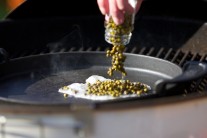 Do rozp&aacute;lenej panvice vysypeme nakladan&eacute; korenie a zľahka ho zvar&iacute;me.