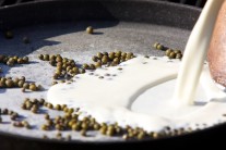 Potom korenie zalejeme smotanou.