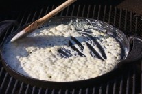 Smotanu s koren&iacute;m prevar&iacute;me do zhustnutia. Om&aacute;čka sa skvele hod&iacute; ku steakom.