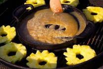 Panvicu s karamelom zložíme z grilu a odložíme nabok. Pripravíme si grilovaný ananás.