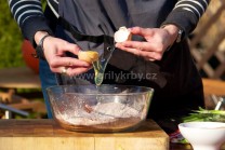 Do misy nasypeme múku, kypriaci prášok do pečiva, cukor, kakao a vanilkový cukor. Premiešame všetky sypké suroviny a postupne začneme pridávať ďalšie prísady.