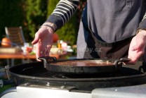 Koláč pečieme pod poklopom, občas skontrolujeme. Horúce brikety rozhrnieme k stranám grilu, inak by sa mohol koláč pripáliť.