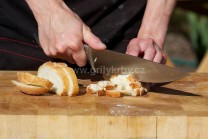 Jeden alebo dva dni staré žemle či rožky nakrájame na rovnomerné kocky. Pre vylepšenie môžeme kocky pred primiešaním do cesta osmažiť na masle.