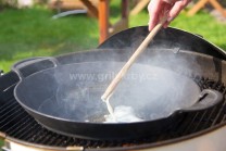 Liatinovú panvicu BBQ weber wok vložíme do stredu grilu Weber One-Touch premium Gourmet. Do panvice vložíme masť a necháme rozpáliť.