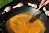 Mletá paprika dodá omáčke nádhernú farbu. Ku koncu varenia môžeme omáčku zjemniť pridaním smotany. Omáčku podávame s knedľou alebo ryžou.