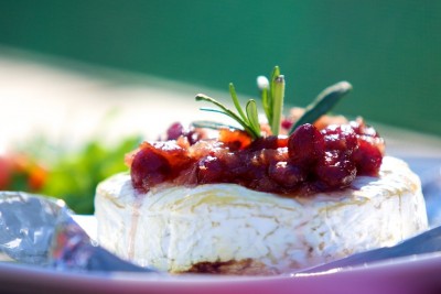 Grilovaný camembert s brusnicami a rozmarínom