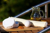 Priprav&iacute;me si hermel&iacute;n, l&iacute;stkov&eacute; cesto, olivov&yacute; olej, vajce na potretie a korenie na grilovan&yacute; syr.