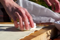 Z l&iacute;stkov&eacute;ho cesta si vyvaľk&aacute;me dva pl&aacute;ty. Na jeden z nich polož&iacute;me hermel&iacute;n...