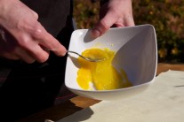 V malej miske si na&scaron;ľah&aacute;me vaj&iacute;čka.