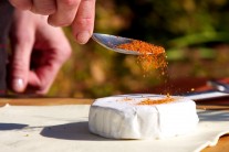 Syr posypeme koren&iacute;m...