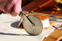 Odkroj&iacute;me prebytočn&uacute; časť l&iacute;stkov&eacute;ho cesta.