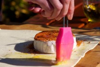 Okraje l&iacute;stkov&eacute;ho cesta potrieme roz&scaron;ľahan&yacute;mi vaj&iacute;čkami.