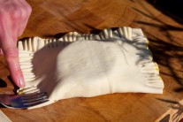 Okraje zarovn&aacute;me pomocou vidličky.