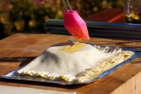 L&iacute;stkov&eacute; cesto potrieme roz&scaron;ľahan&yacute;mi vajcami.