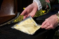 Grilujeme nepriamou met&oacute;dou, pri vy&scaron;&scaron;ej teplote k&yacute;m cesto nezozlatne.