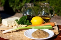 Priprav&iacute;me si tofu, s&oacute;jov&uacute; om&aacute;čku, olivov&yacute; olej, červen&eacute; papriky, horčicu, kari, mrkvu, citr&oacute;nov&uacute; &scaron;ťavu, cukor, ke&scaron;u orie&scaron;ky, jarn&uacute; cibuľku, zelen&uacute; petržlenov&uacute; vňať.