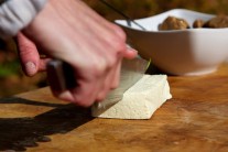 Tofu nakr&aacute;jame na v&auml;č&scaron;ie k&uacute;sky.