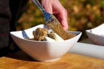 V miske zmie&scaron;ame horčicu, papriku, s&oacute;jov&uacute; om&aacute;čku a olej. Premie&scaron;ame a do vzniknutej marin&aacute;dy vlož&iacute;me kocky z tofu.