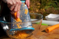 Ol&uacute;peme a nastr&uacute;hame mrkvu.