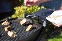 Tofu grilujeme nepriamou met&oacute;dou tak dlho, k&yacute;m sa na povrchu nevytvor&iacute; tvrd&aacute; k&ocirc;rka.