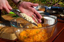 Do &scaron;al&aacute;tu prid&aacute;me ke&scaron;u orie&scaron;ky a jarn&uacute; cibuľku.