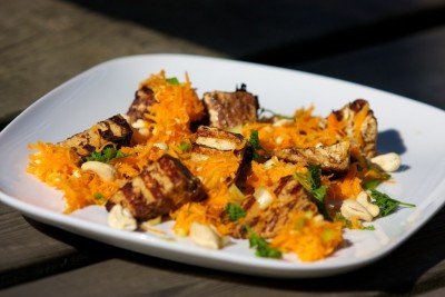 Grilované tofu s mrkvovým šalátom