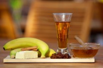 Na tento recept budeme potrebovať ban&aacute;n, rum, hrozienka, med, &scaron;koricu a k&uacute;sok masla. Na dozdobenie potom zmrzlinu, čokol&aacute;du, &scaron;ľahačku a alobal.