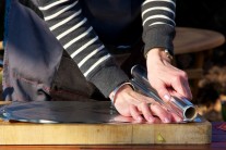 Z alobalu natrh&aacute;me alebo nastrih&aacute;me &scaron;tvorce v počte odpovedaj&uacute;com počtu pripravovan&yacute;ch porci&iacute;.