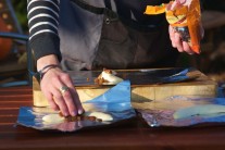 K ban&aacute;nu na alobal prisypeme dve lyžičky hrozienok.