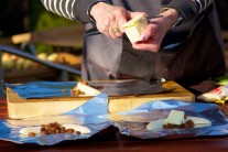 Maslo nakr&aacute;jame na k&uacute;sky a ku každ&eacute;mu ban&aacute;nu prilož&iacute;me jeden až dva k&uacute;sky masla.