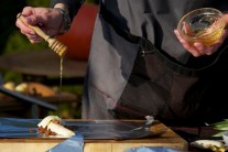 Jednotliv&eacute; porcie pokvapk&aacute;me medom. Najlep&scaron;&iacute; je samozrejme med od zn&aacute;meho včel&aacute;ra.