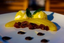 Serv&iacute;rujeme s kopčekom zmrzilny a &scaron;ľahačky, popr. posypeme str&uacute;hanou čokol&aacute;dou.