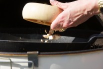 Do panvice pridajte grilované, na drobné kúsky nakrájané kuracie mäso.