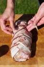 Takto vyzerá roláda zabalená v slanine ešte pred vložením na gril. Špáradiel nepotrebujeme veľa, pretože sa slanina spečie, bude na roláde držať.