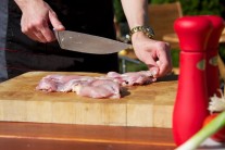 Mäso z kuracích stehenných odrezkov je oveľa šťavnatejšie než z odrezkov prsných. Čína bude mäkká a šťavnatá.