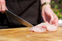 Kuracie mäso nakrájame na 4 rovnako veľké rezne.