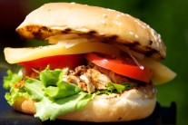 Hamburgery podávame s hranolčekmi, americkými zemiakmi alebo so šalátom.