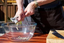 Z cesnaku, soli, oregana, olivov&eacute;ho oleja a jablčn&eacute;ho octu zmie&scaron;ame pastu, ktorou panenky potrieme a nech&aacute;me v chladničke 30 min&uacute;t odležať.