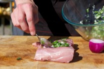 Panenky potrieme d&ocirc;kladne zo v&scaron;etk&yacute;ch str&aacute;n. Vlož&iacute;me do misy pod f&oacute;liu a nech&aacute;me marinovať.